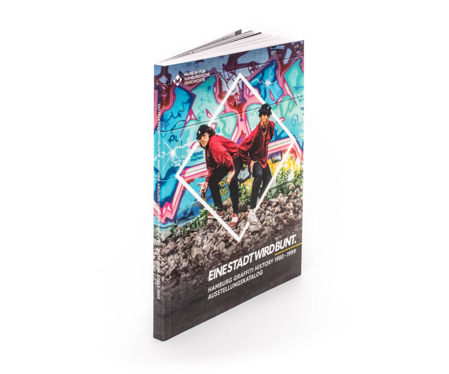 Der Ausstellungskatalog von "Eine Stadt wird bunt" Hamburg Graffiti History. Einmal das stehende Buch mit dem Cover.