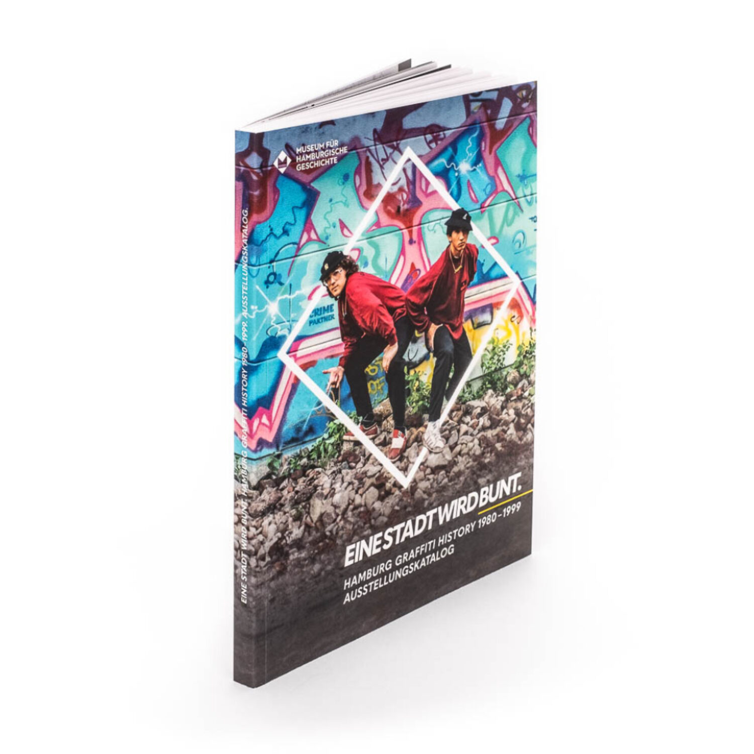 Der Ausstellungskatalog von "Eine Stadt wird bunt" Hamburg Graffiti History. Einmal das stehende Buch mit dem Cover.